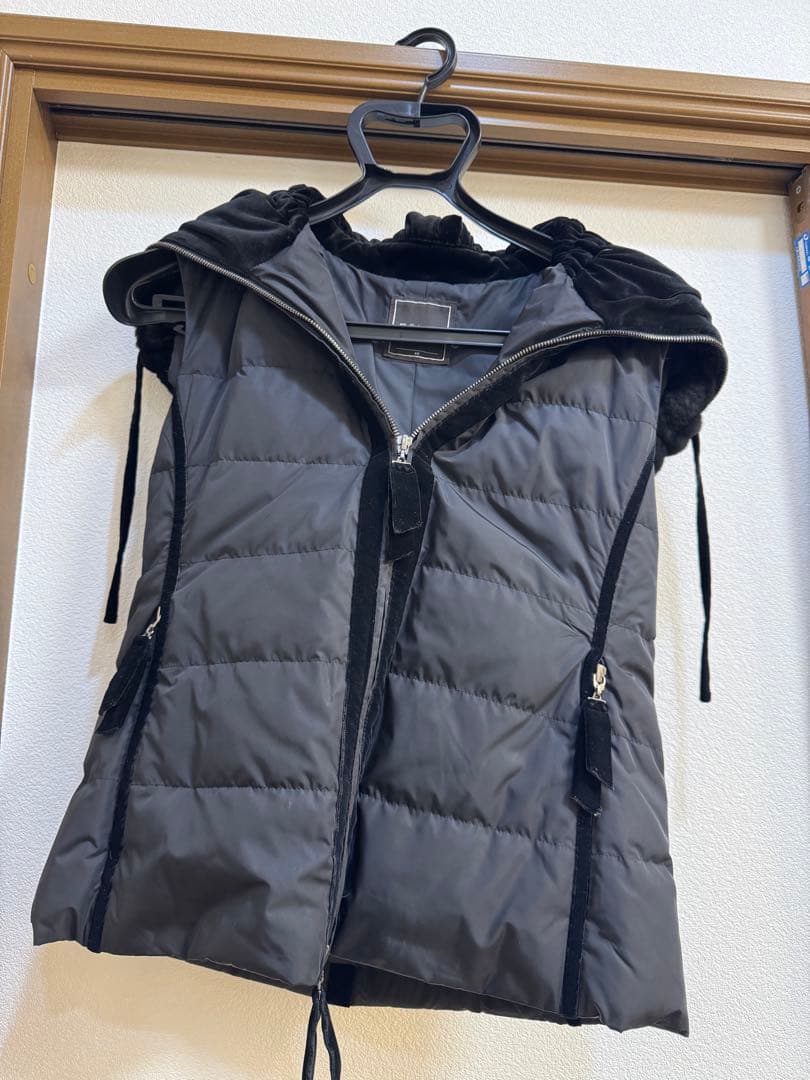 ブラックダウンベスト フード付き　フォクシーfoxy ブラックヌートリア42