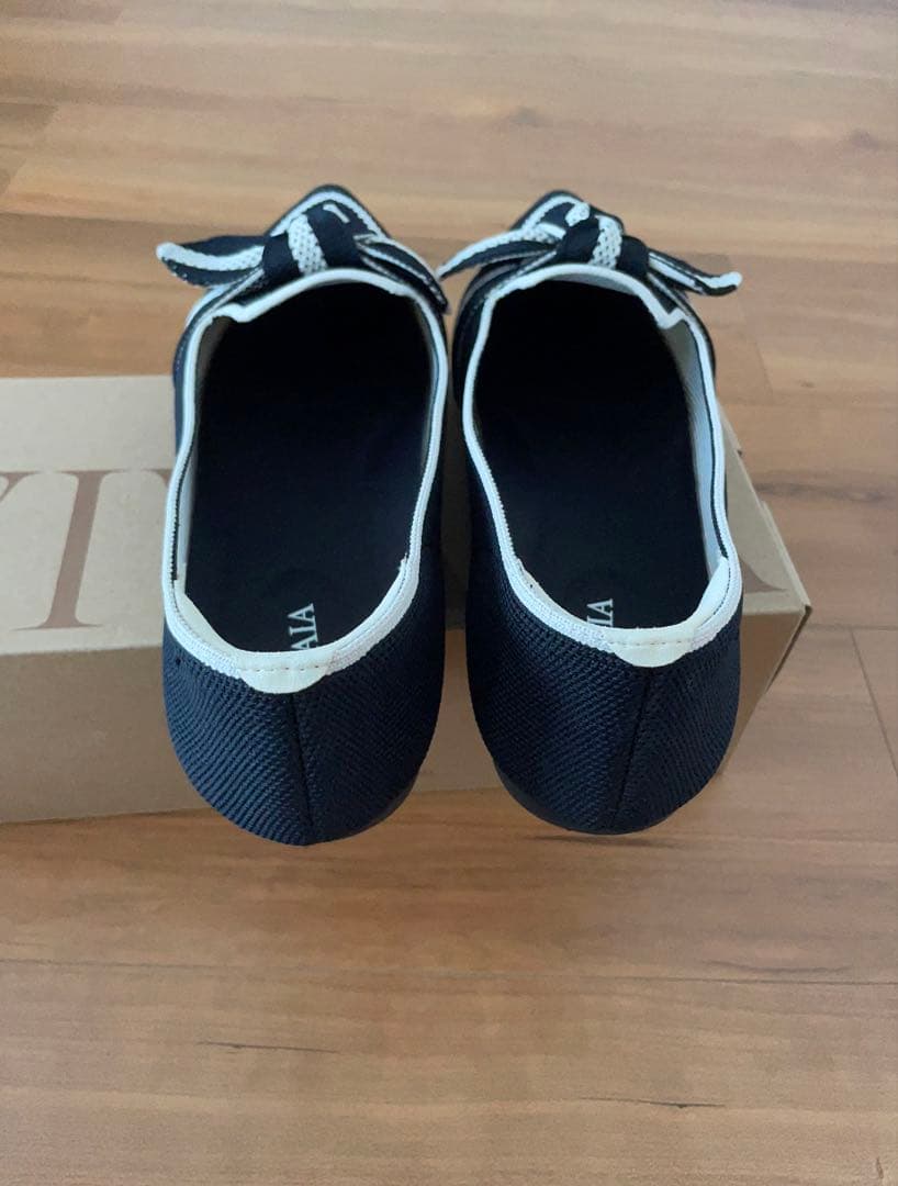 VIVAIA ブラックリボン付きフラットシューズ