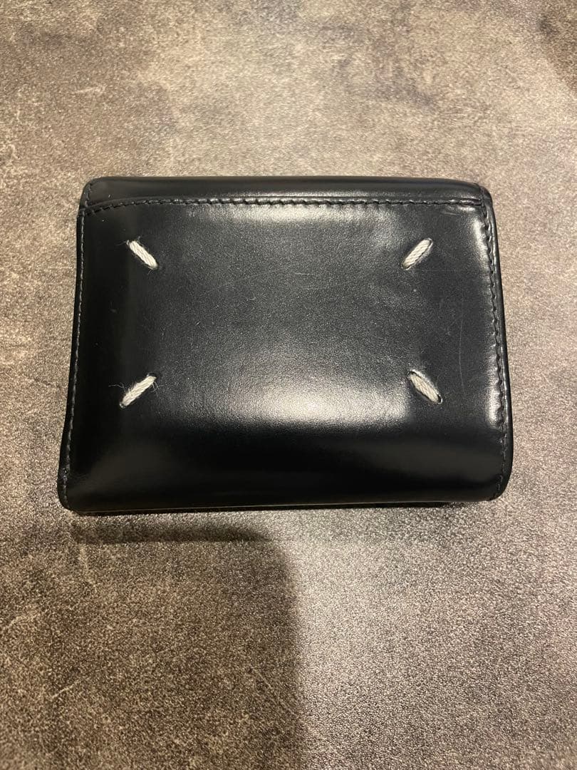 ʕ*ʔ様 マルジェラ　レザー製 黒 三つ折り財布 ジッパー付き　小銭入れ内破れあ