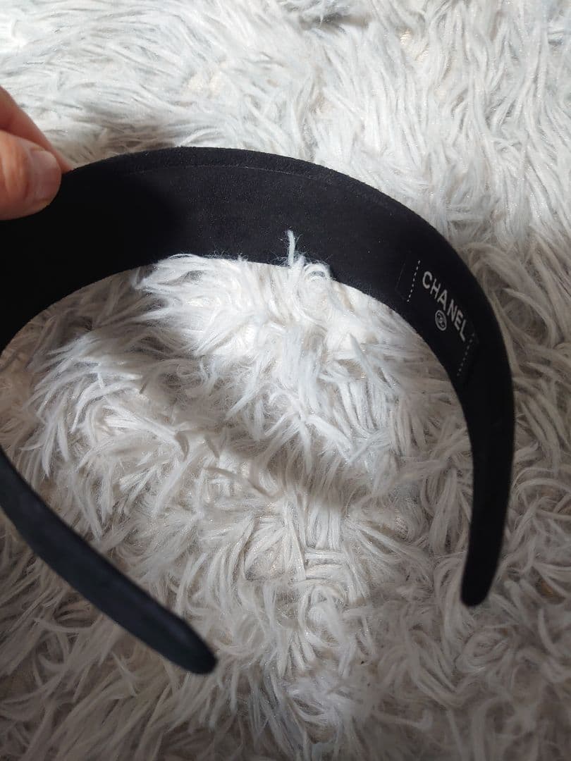 新品シャネルスエードカチューシャ黒ノベルティゴールドロゴヘアバンド