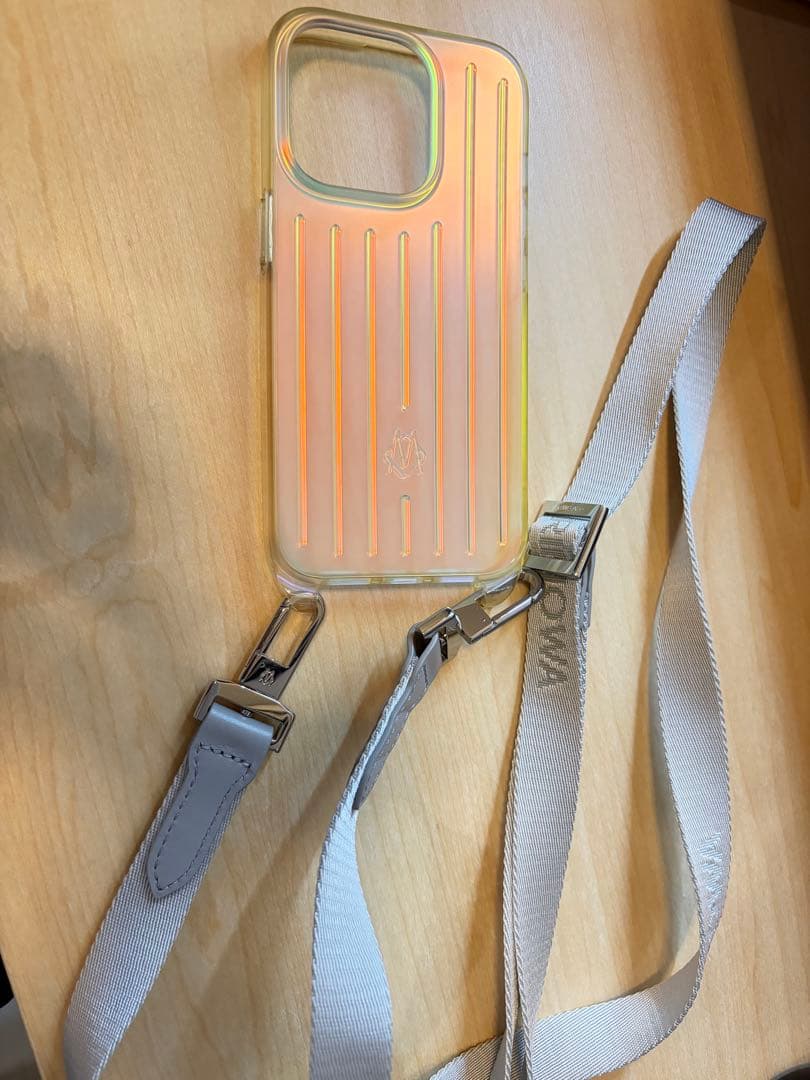 新古品　お安め　RIMOWA iPhone15Proストラップ付き