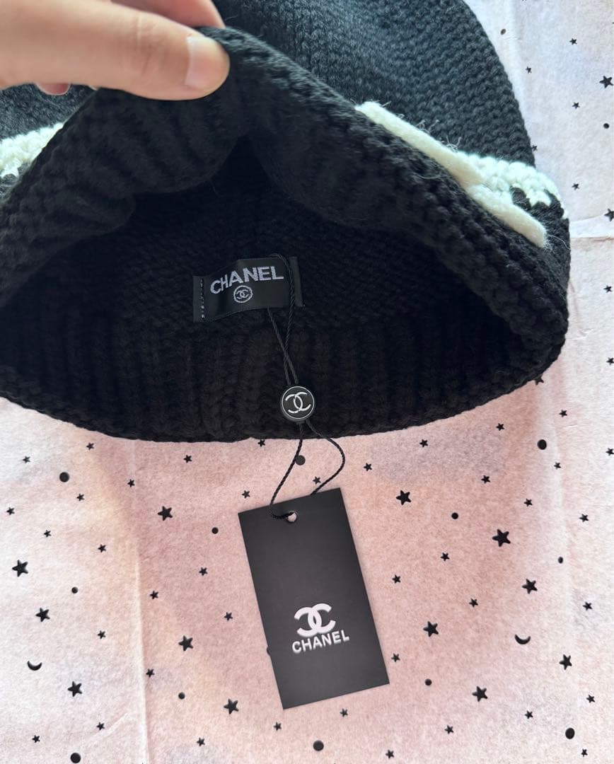 CHANEL ニット帽 黒 ロゴ刺繍　かわいい　シャネル帽子