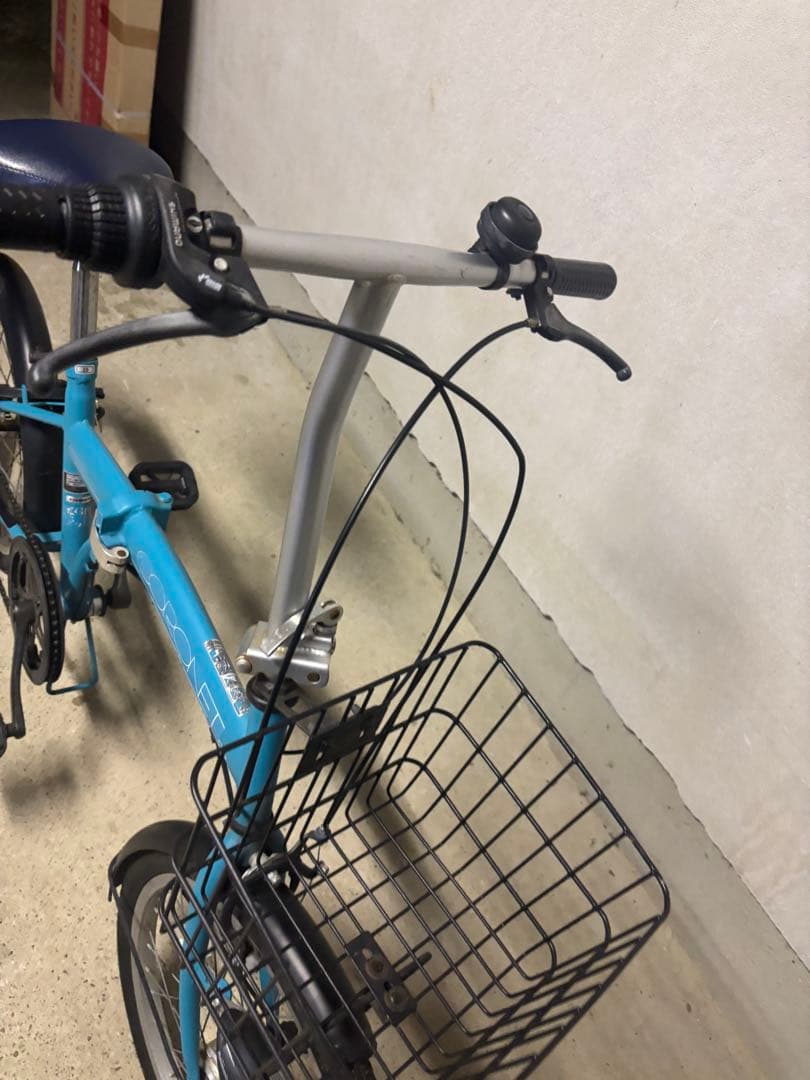 青い折りたたみ自転車 前バスケット付き