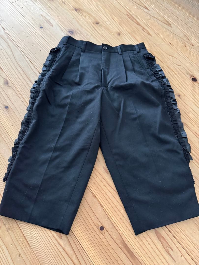 【特別値下げ】 コムデギャルソンフリル付きブラックハーフパンツ