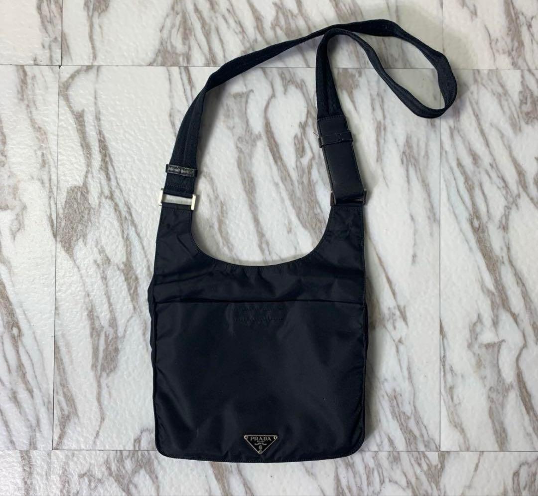 Prada　ショルダーバッグ　サコッシュ　ブラック　プレートロゴ　イタリア製