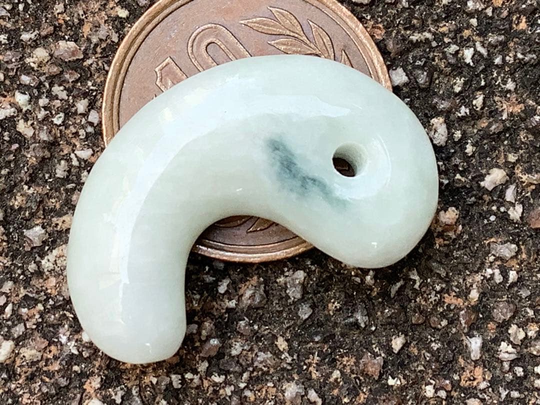 青緑入り✳小滝産原石切出し極上品質　本物の糸魚川翡翠勾玉　機械鑑定付の極上物を‼️