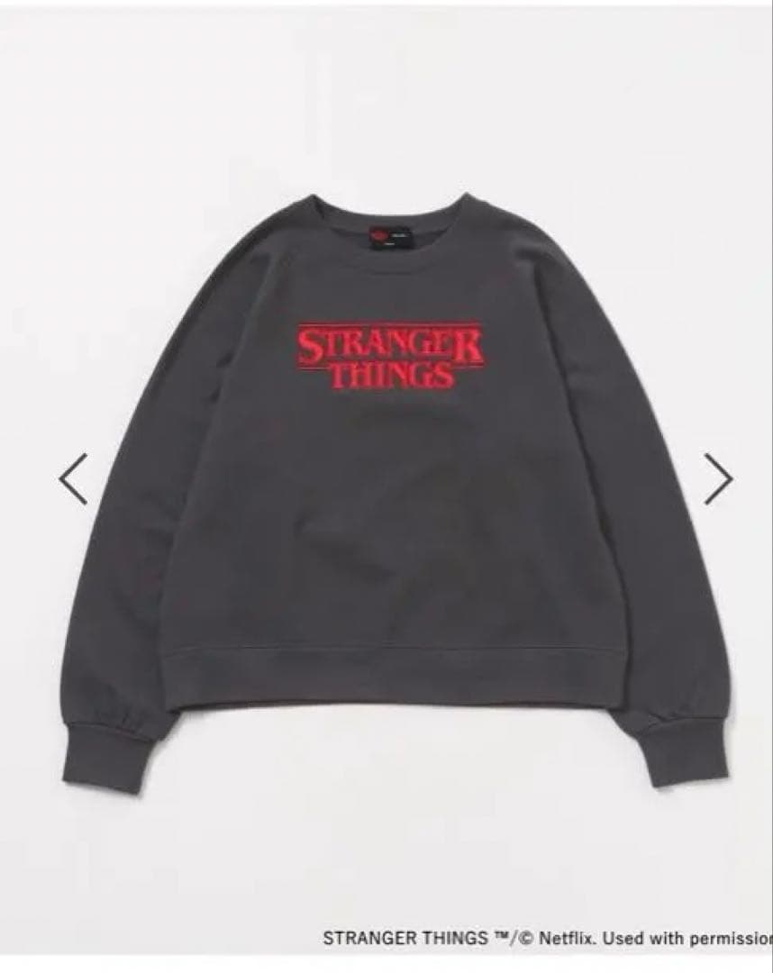 STRANGER THINGS コラボ アソートスウェット　チャコール　M