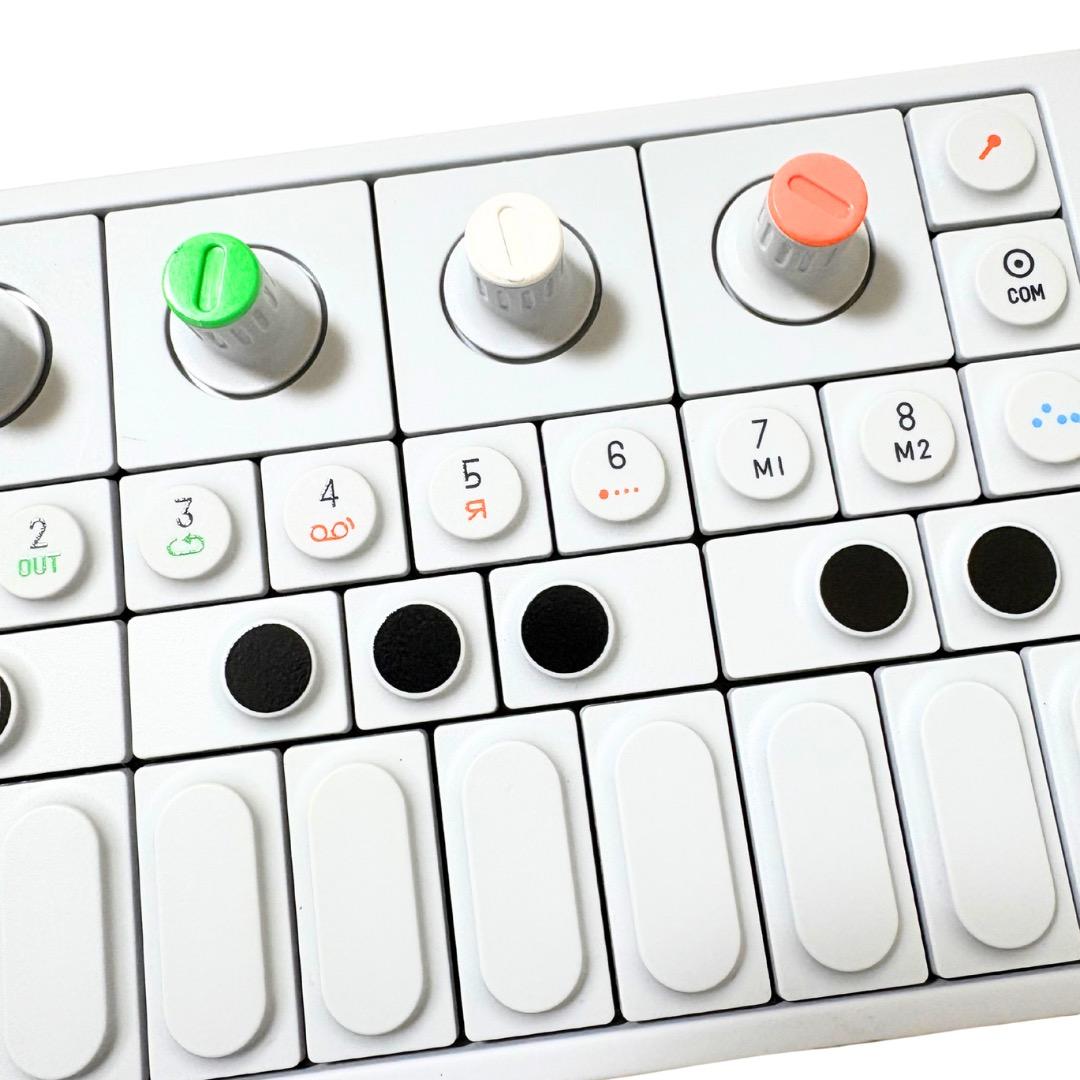 Teenage Engineering OP-1 シンセサイザー