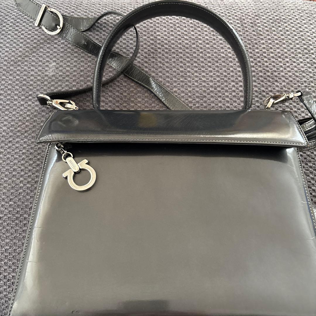 フェラガモ　エナメルショルダーハンドバッグ