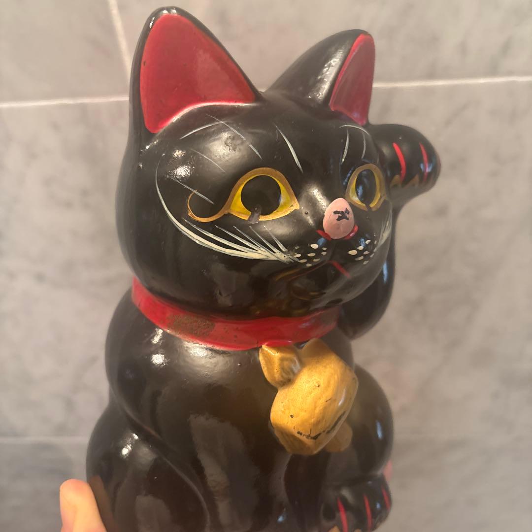 アンティーク手描きの長いお髭と大きな瞳が芸術的で打ち出の小槌が珍しい招き猫の陶器
