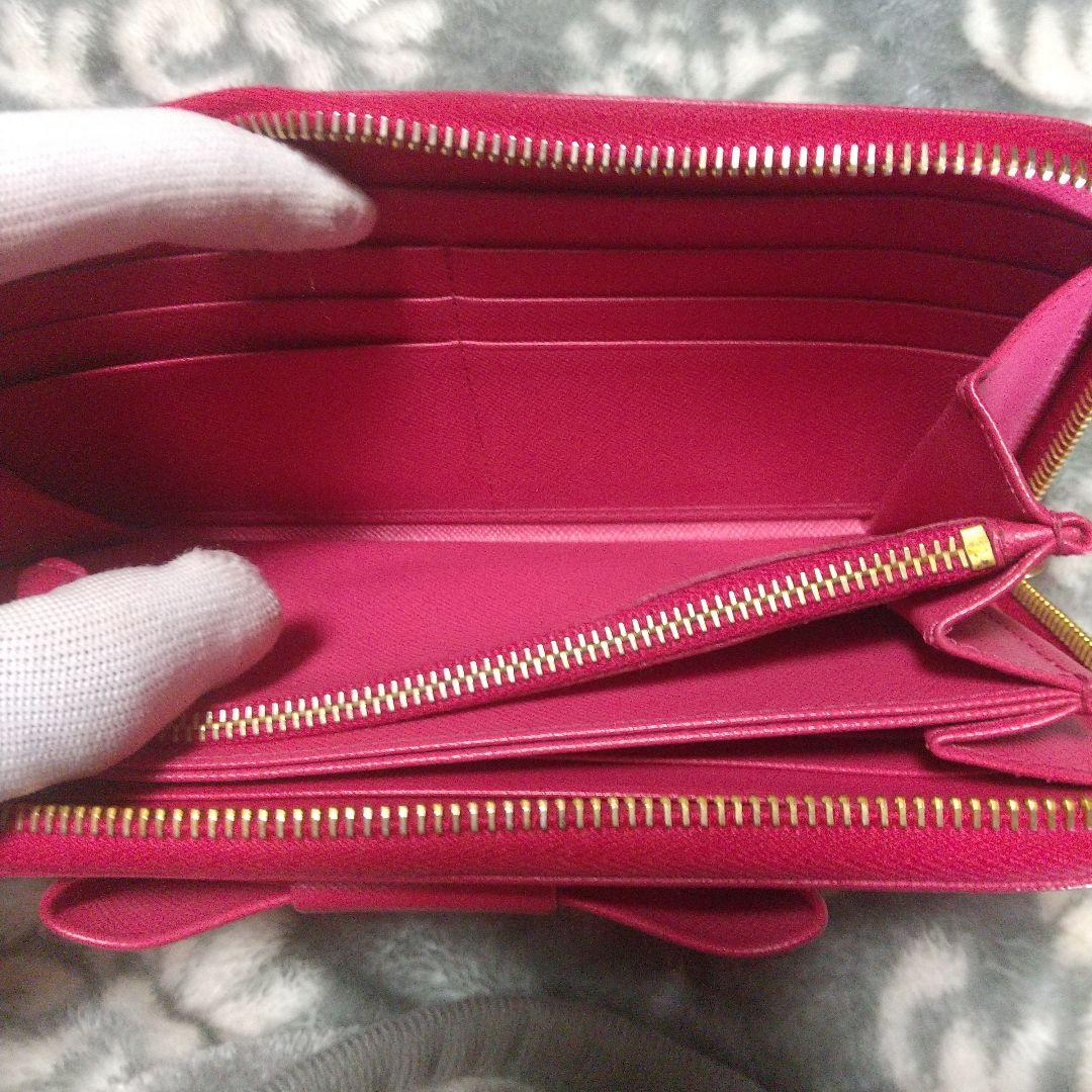 PRADA サフィアーノラウンドファスナーリボン付き長財布 レッド系