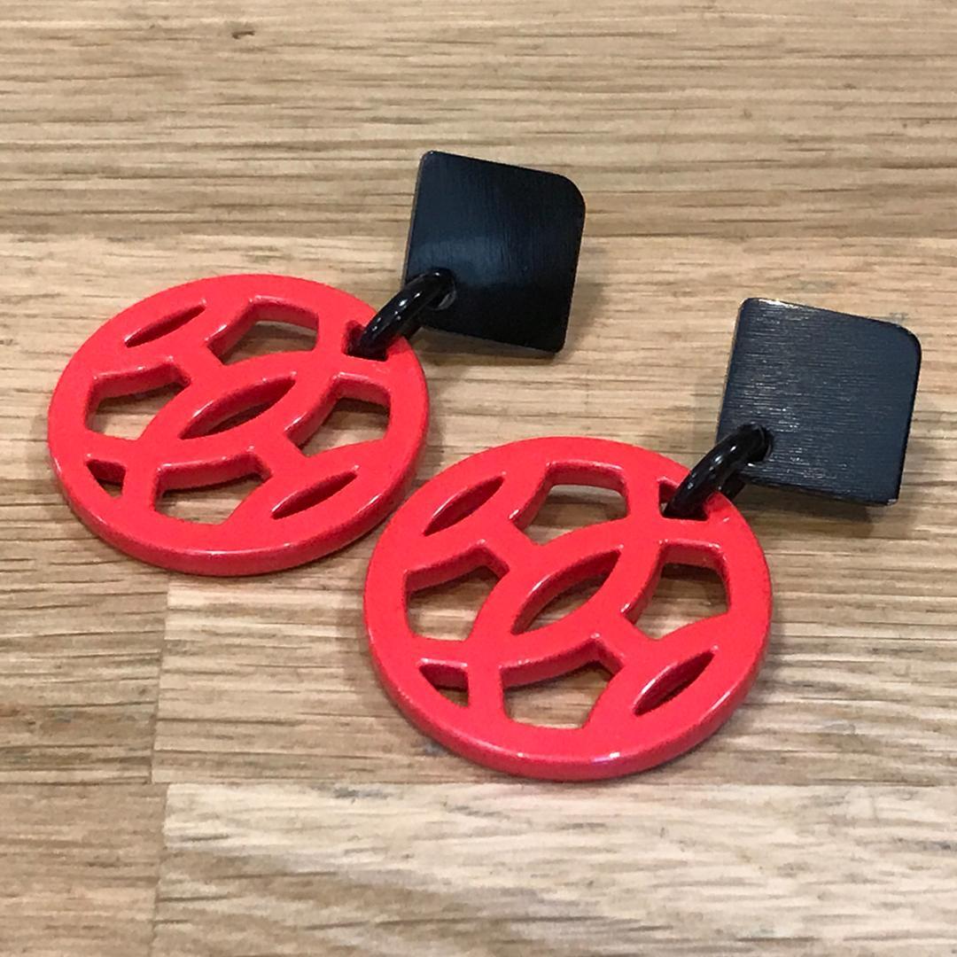 超美品 エルメス アヴァ ピアス バッファローホーン コーラルレッド 朱色