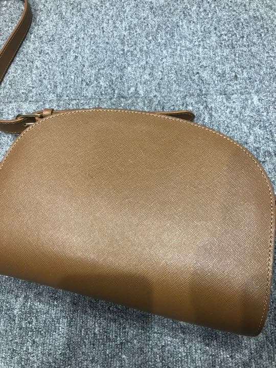 A.P.C ハーフムーン　マロングラッセ　ショルダーバッグ