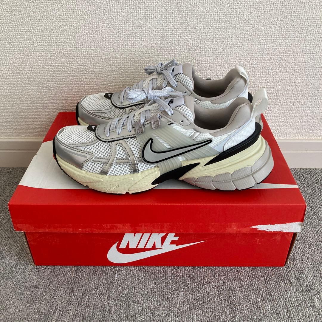 【ほぼ新品】23.5cm Nike WMNS V2K Run グレー スニーカー