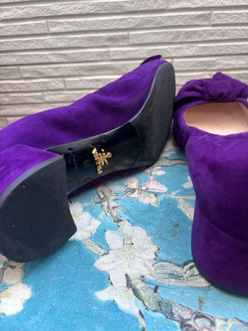 PRADA パープルスエードリボンパンプス｜クラシックでフェミニンな名品
