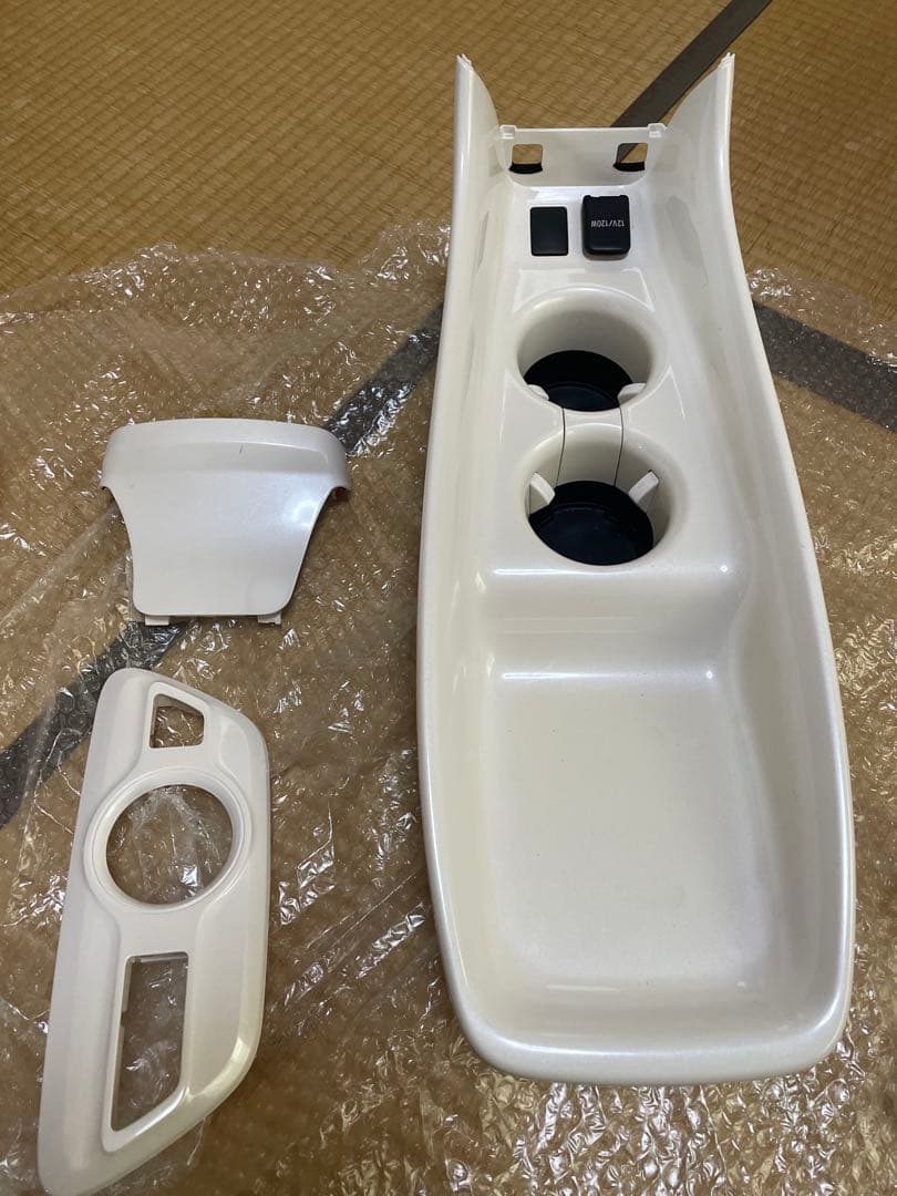 ホワイト センターコンソール　プリウス50