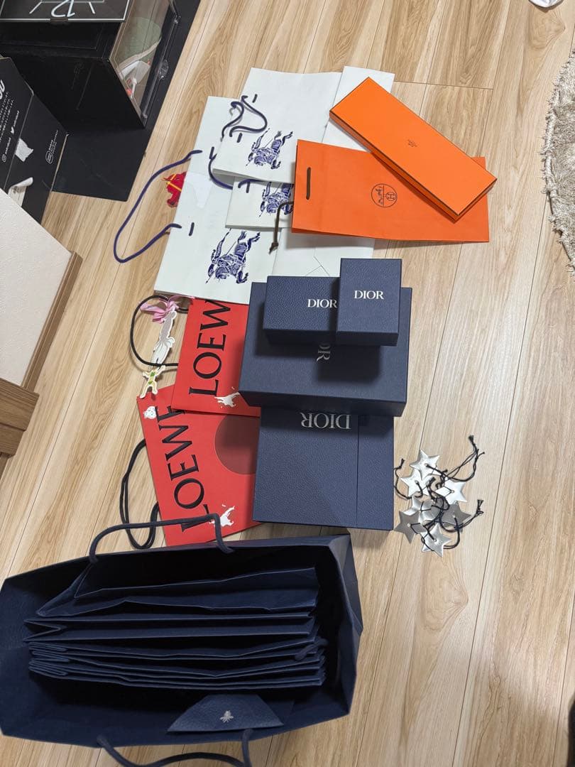 ヴィトンネックレス、ハイブランドショッパーと箱とチャーム