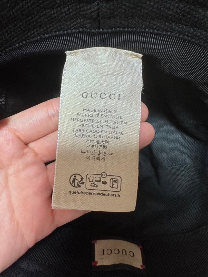 GUCCIのブラックバケットハット、スタイリッシュなデザイン。