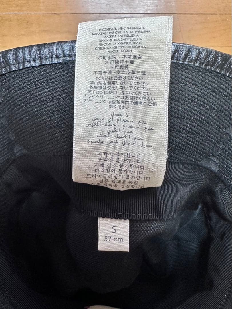 GUCCIのブラックバケットハット、スタイリッシュなデザイン。