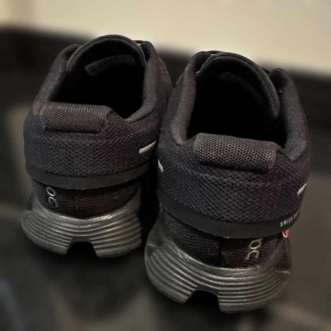 on Cloud 5 7.5 24.5cm ブラック 中古