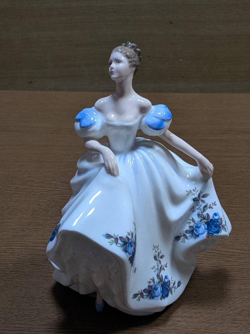 i2 ロイヤルドルトン ベアトリス 陶器人形