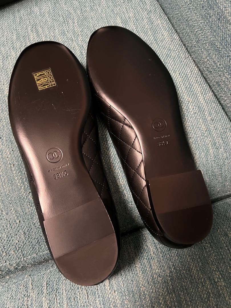 新品。国内購入。新作入手困難なCHANEL シャネルブラック フラット