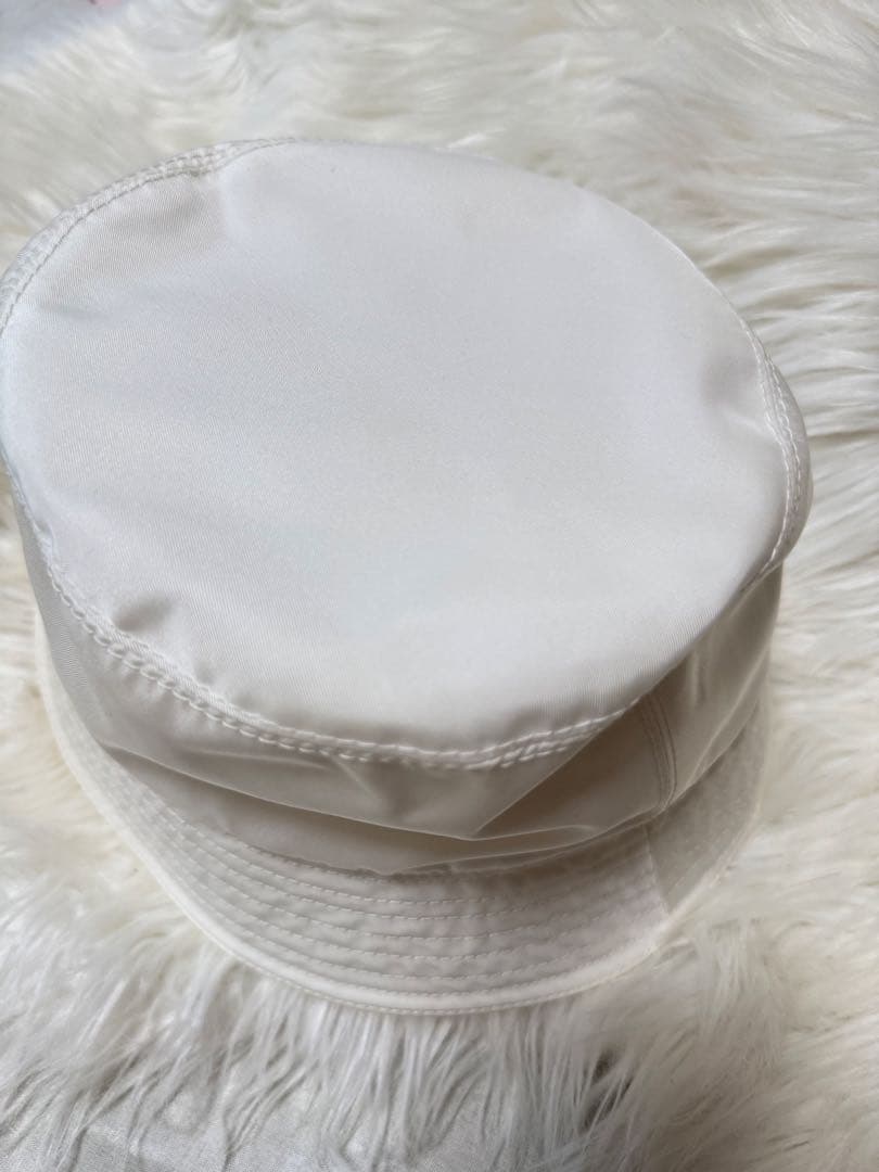 PRADA (プラダ) Re Nylon 三角ロゴ バケットハット　ホワイト