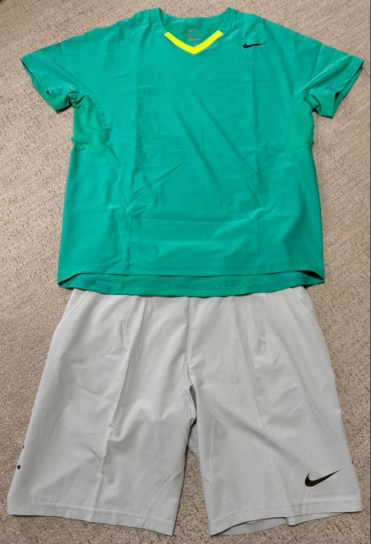 ラファエル・ナダル ナイキ 緑色Vネックシャツと灰色ショーツ上下セット