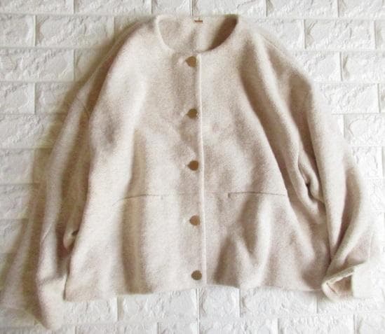 ミラオーウェン 上品 ノーカラー コクーン ゴールドボタン ジャケット ベージュ