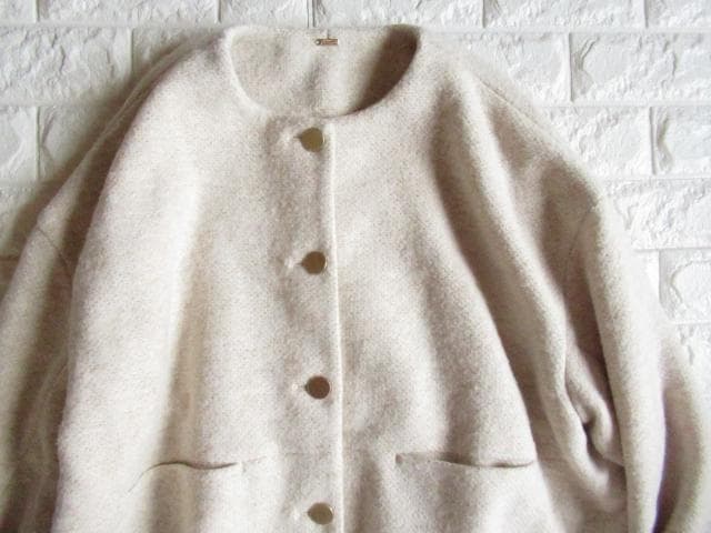 ミラオーウェン 上品 ノーカラー コクーン ゴールドボタン ジャケット ベージュ