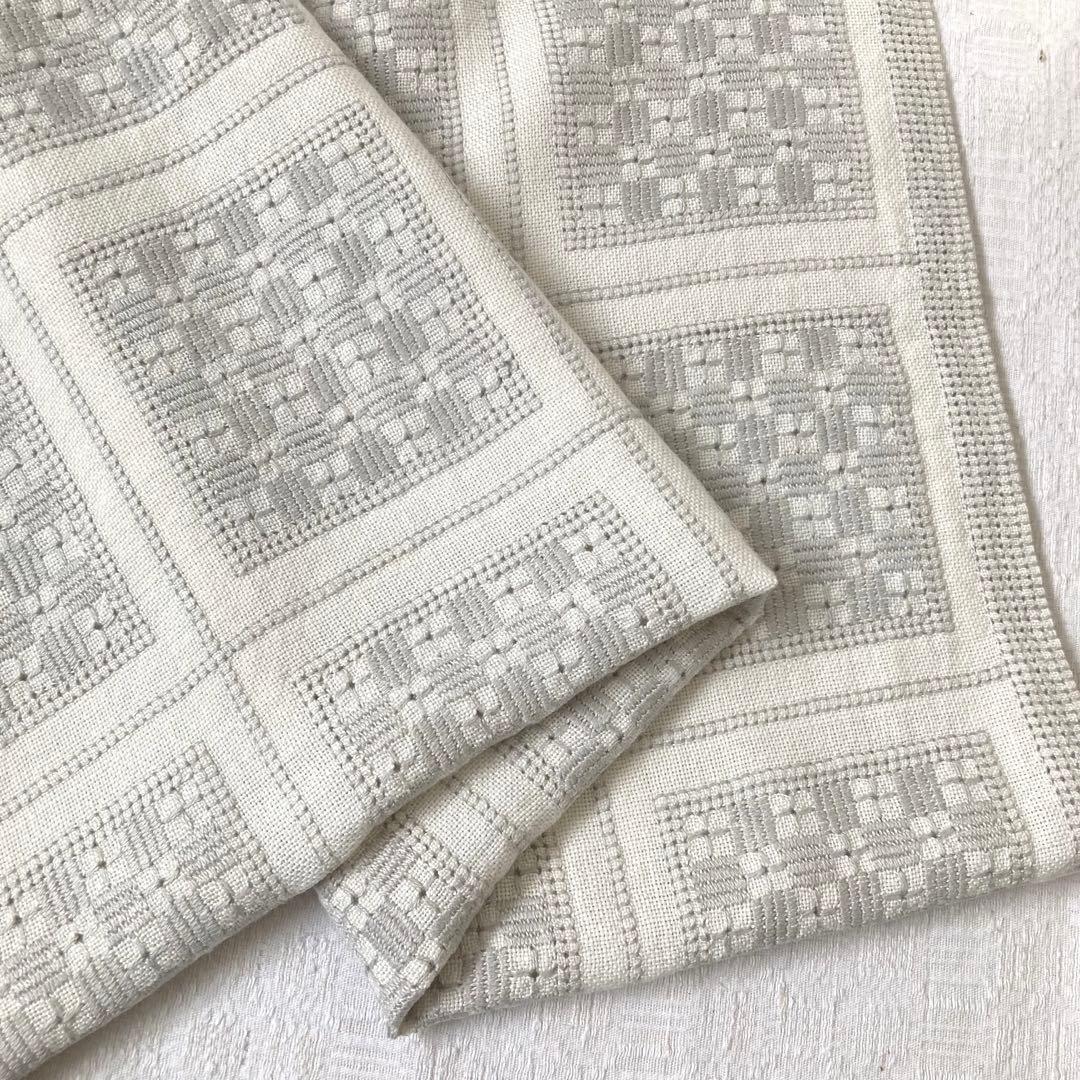 B北欧ヴィンテージ丁寧なニードルワークが施されたリネンのテーブルクロス（グレー）