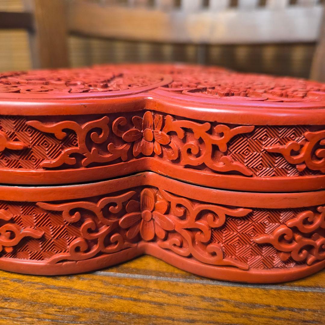 中国　堆朱彫 幾何地唐華唐草文 　三輪蓋物