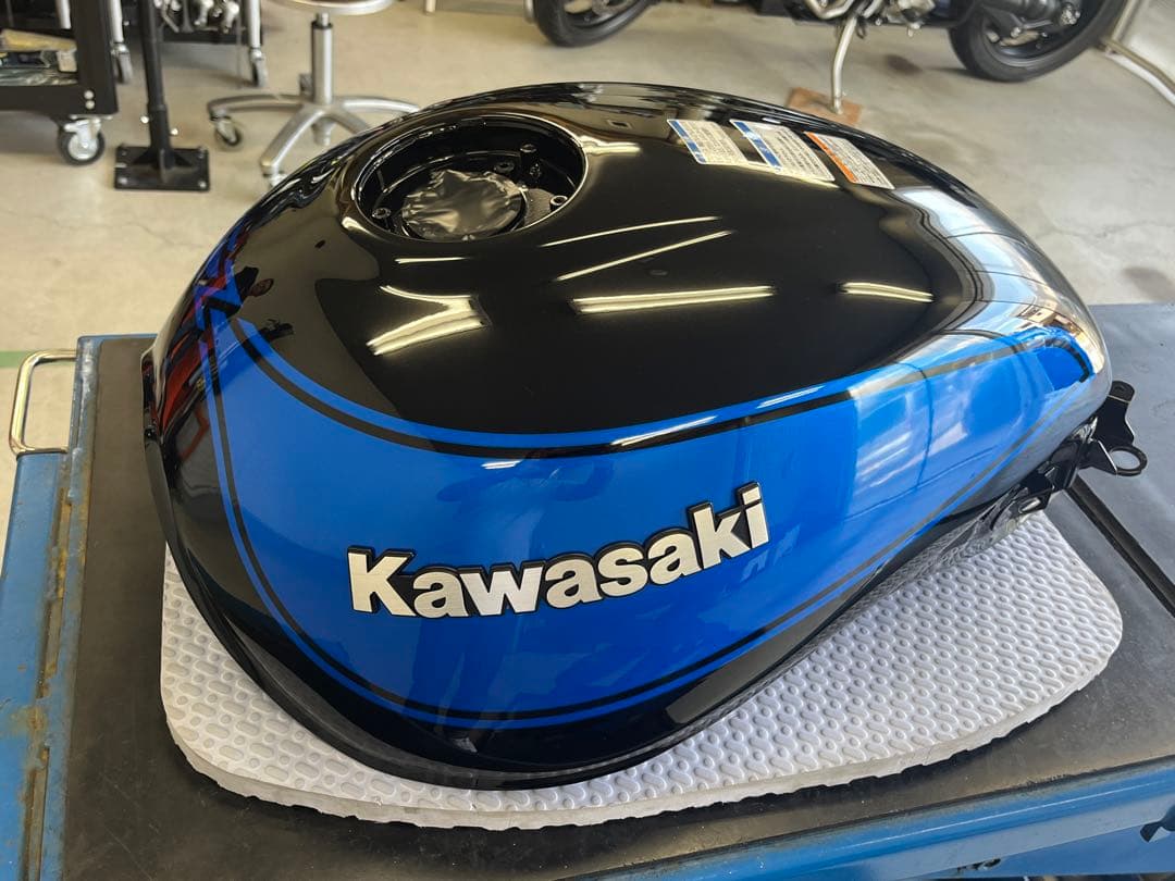 Kawasaki Z900RS 2024年モデル凹みあり燃料タンク