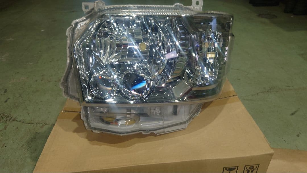 トヨタ ハイエース 200系純正 LED ヘッドライト 左側