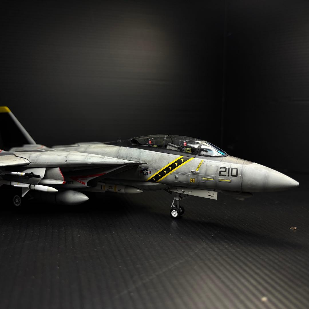 F-14A トムキャット ハイビジ 1/72プラモデル 完成品