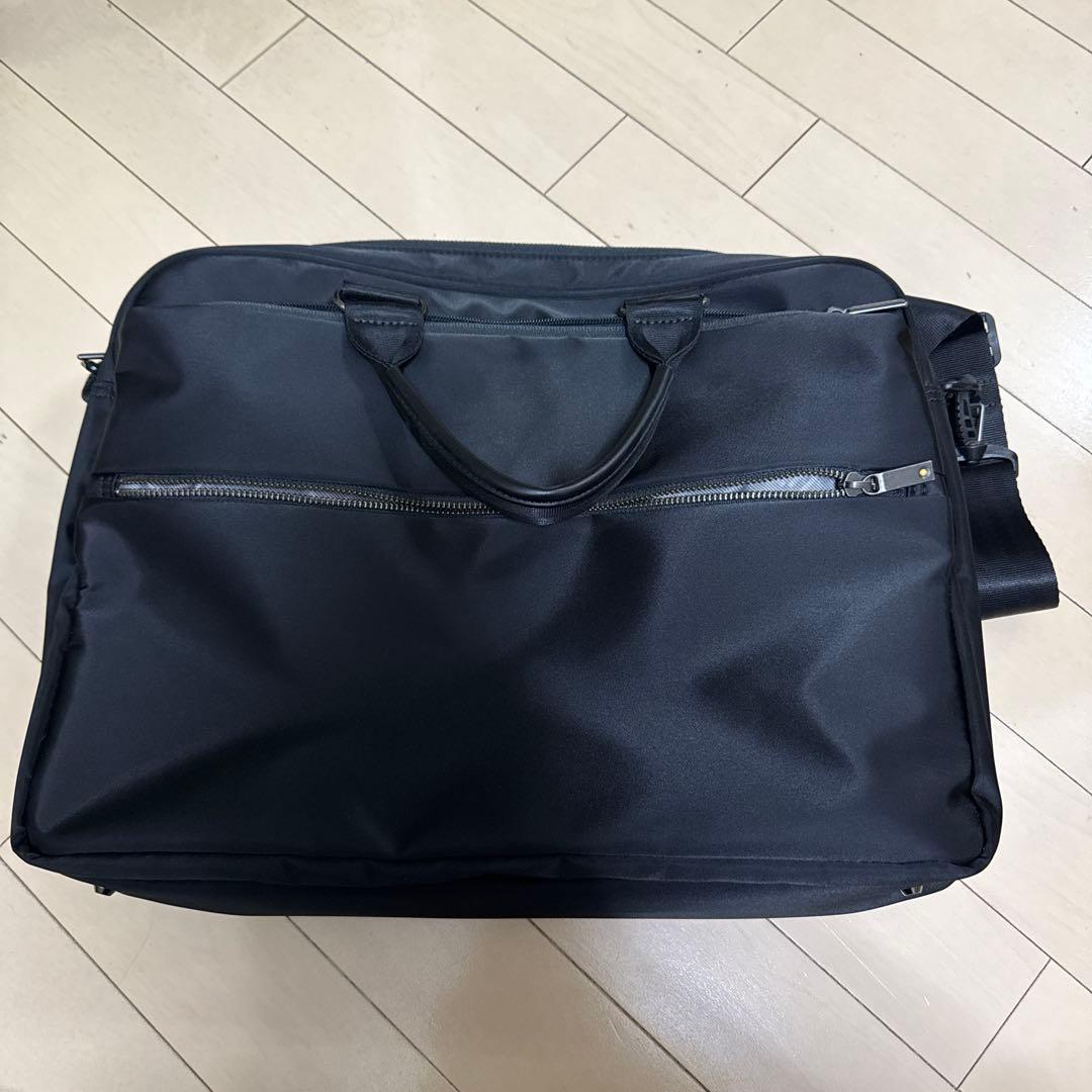 黒いナイロンビジネスバッグ