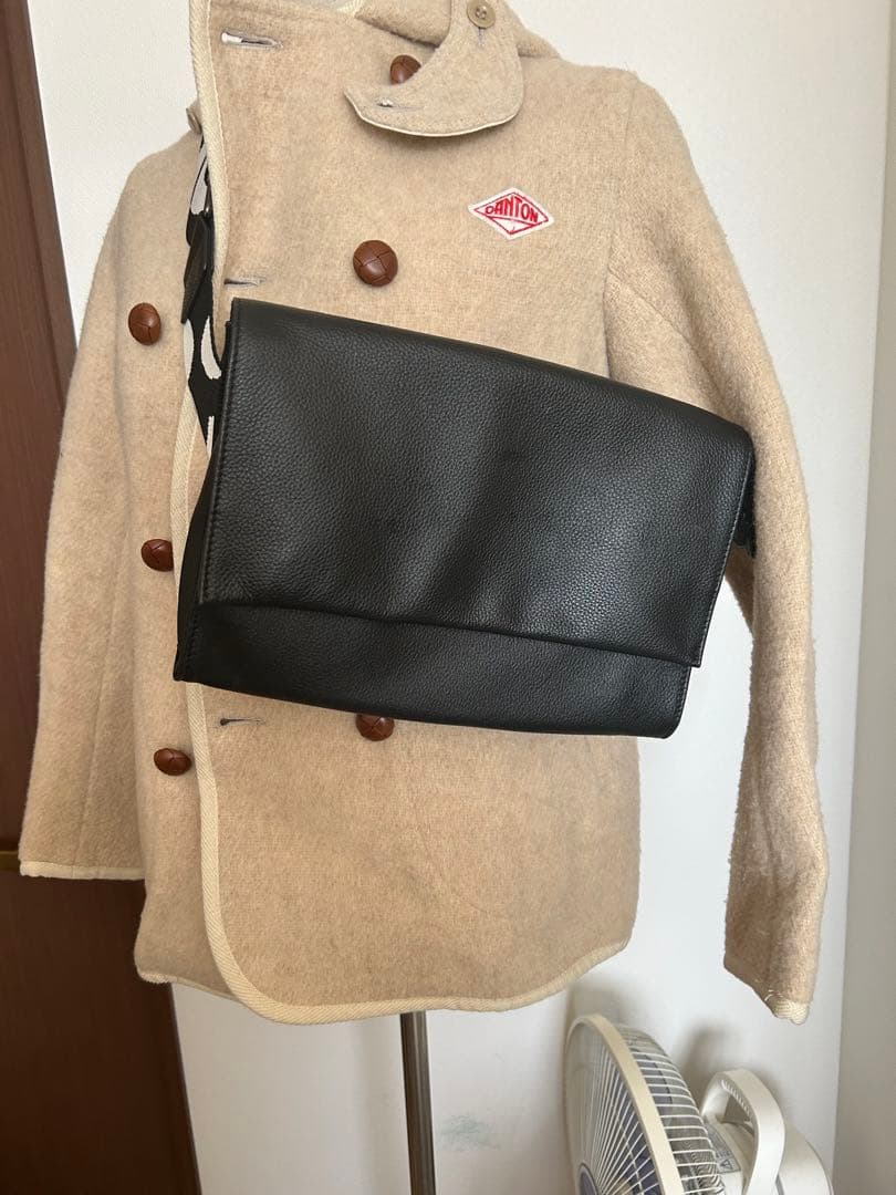 ⭐︎大人気earパピヨネドット柄ストラップの黒ショルダーバッグ