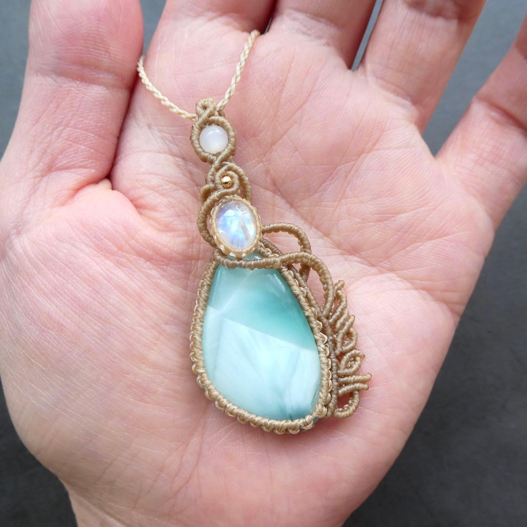 ヘミモルファイトとムーンストーン、のマクラメネックレス