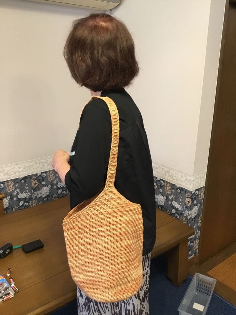 へレンカミンスキーの帽子とショルダーバッグ