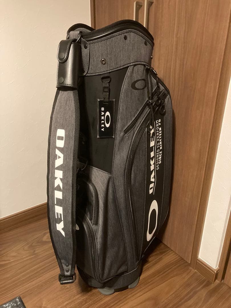 ほぼ未使用 オークリー キャディバッグ 人気のグレー 9.5