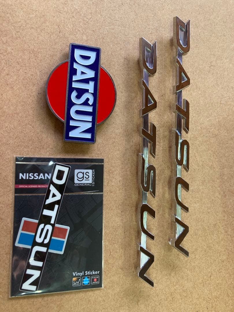 US.DATSUN メタルエンブレムとステッカーセット 貴重な物です