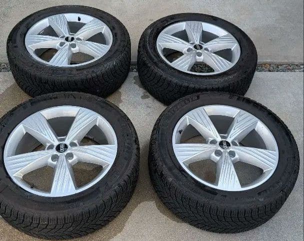 Q4 e-tronのAudi純正ホイールセット Michelinスタッドレス