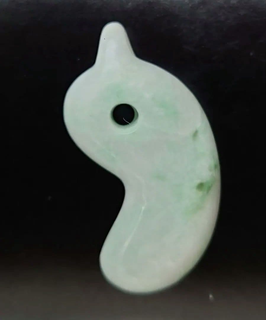 【連休セール】糸魚川翡翠　勾玉　小鳥型