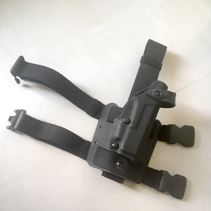 実物サファリランド（safariland）レッグホルスター（右・グロック）