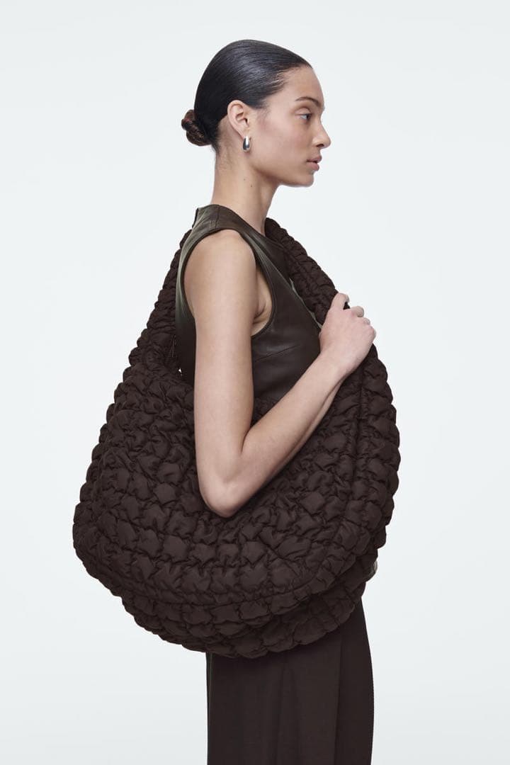 COS オーバーサイズ キルトショルダーバッグ ダークブラウン