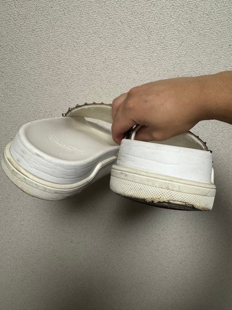 スパイク装飾の厚底サンダル