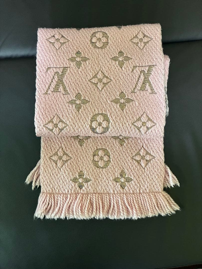 LOUIS VUITTONピンク ロゴ刺繍 マフラー