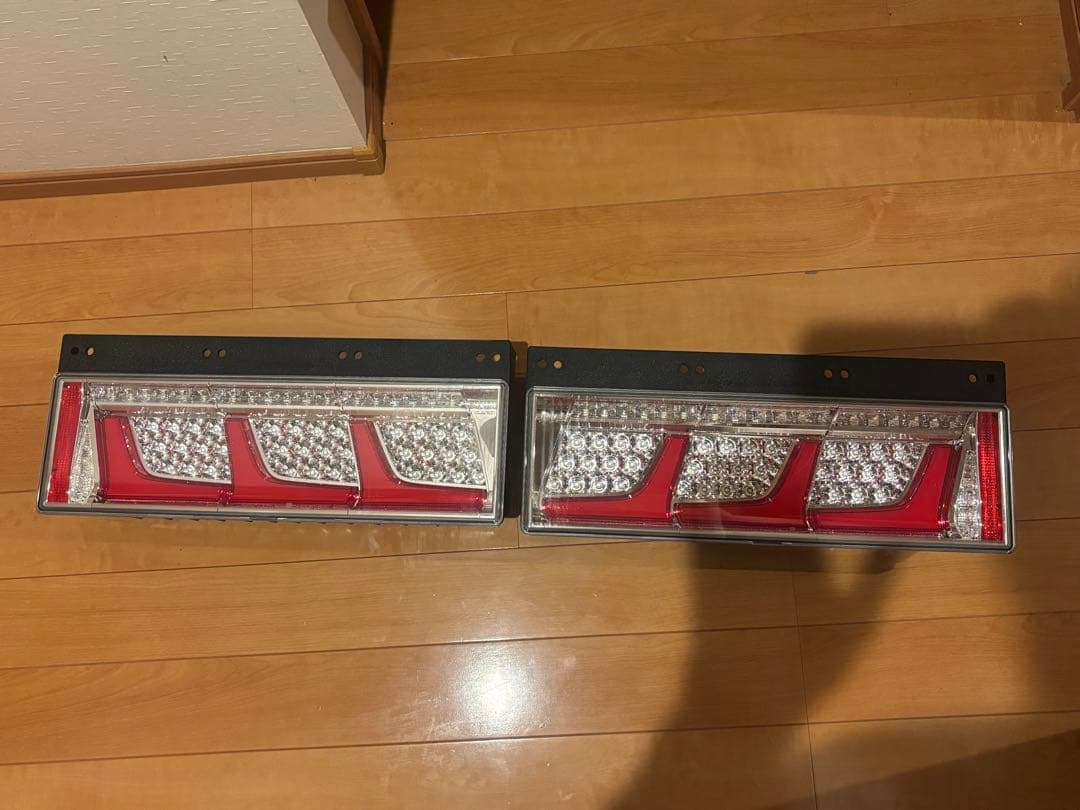 koito 3連 リアコンビネーションランプ 左右セット ISUZU 新車外し
