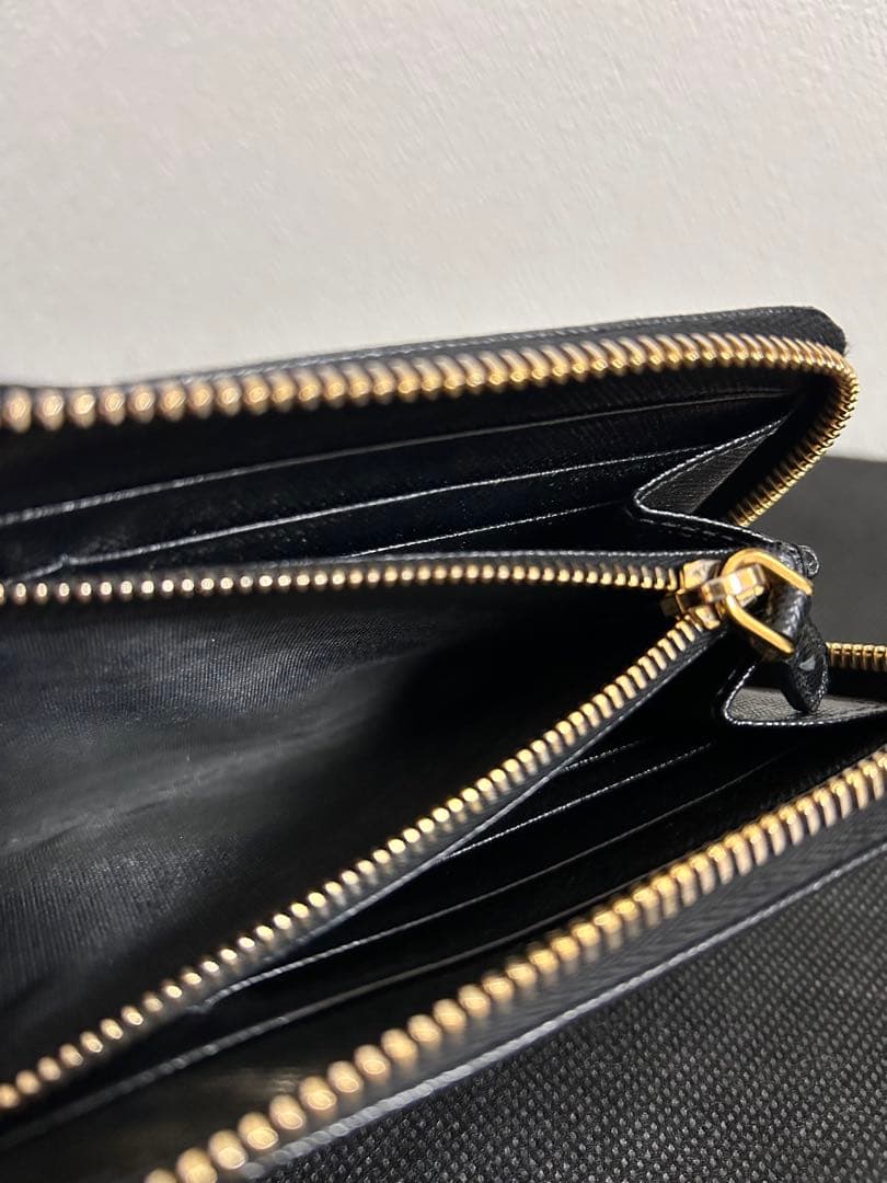 プラダ ラウンド 長財布 レディース サフィアーノ メタル ブラック