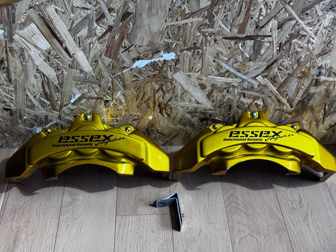 200系ハイエースessex ゴールド ブレーキキャリパー 取り付け金具付き